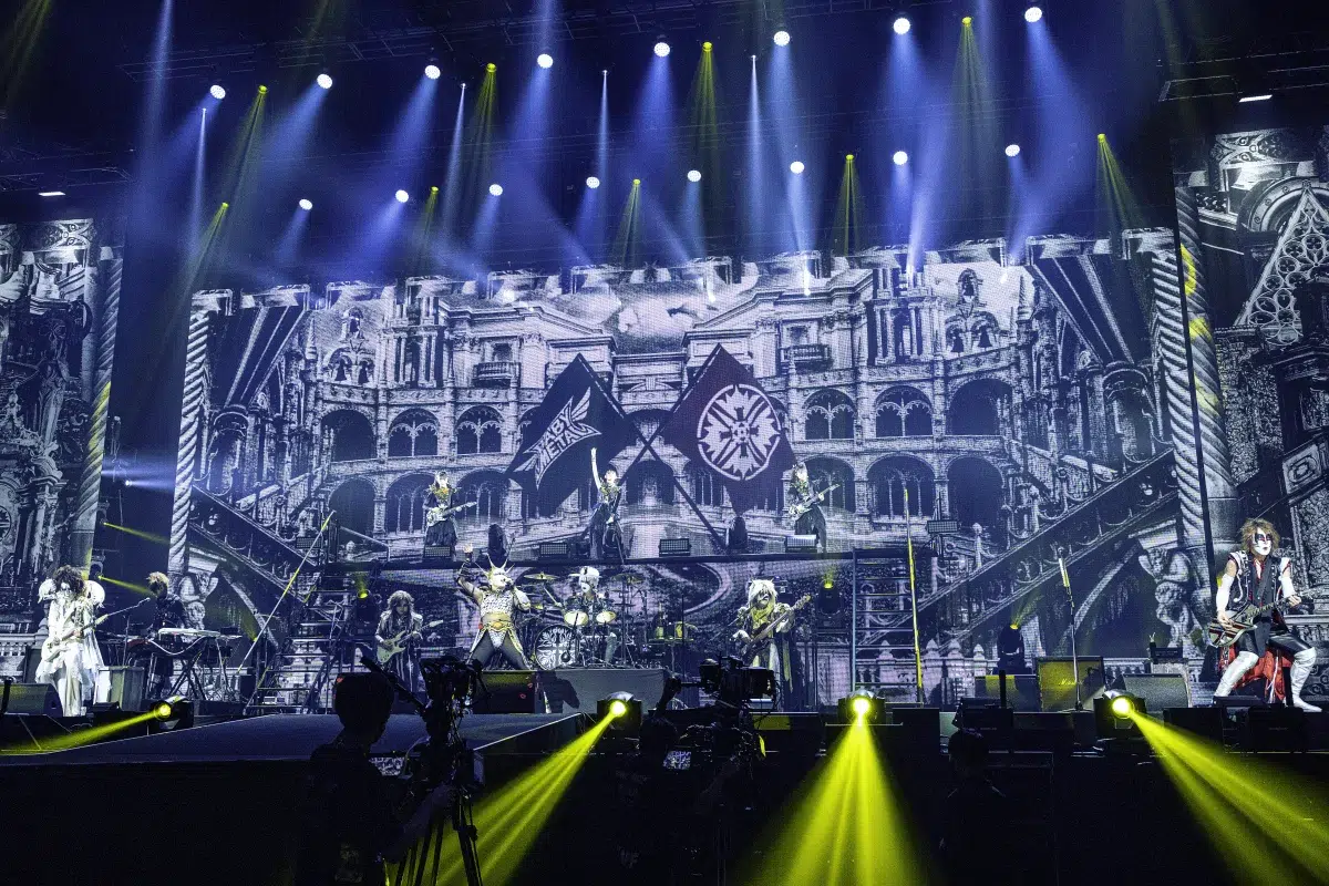 聖飢魔II vs BABYMETAL〜悪魔が来たりてベビメタる〜 聖飢魔IIとBABYMETAL 10万年前から繋がっていたという衝撃の事実が発覚！ 魔暦27(‘25)年Kアリーナにて、遂に悪魔とメタルの神キツネ様と和解成立!! HR/HM界を揺るがす悪魔と神の2組による夢のコラボレーションも実現!!