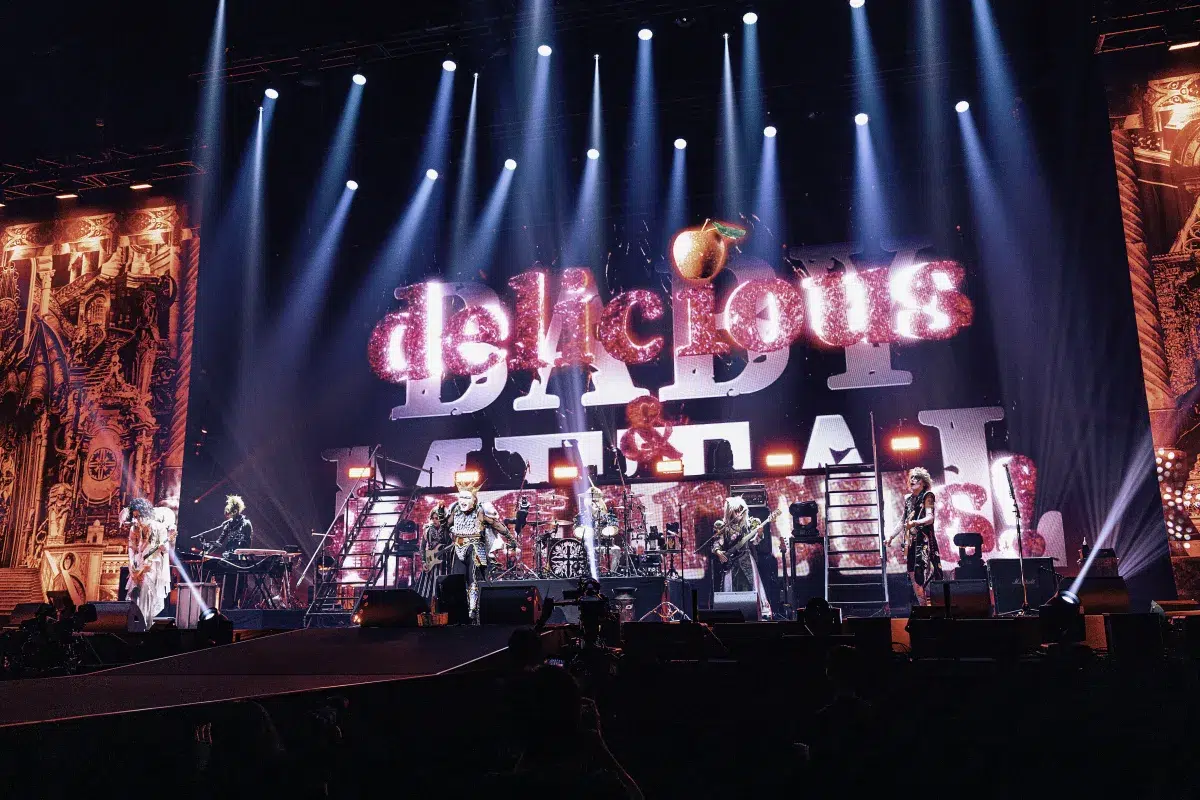 聖飢魔II vs BABYMETAL〜悪魔が来たりてベビメタる〜 聖飢魔IIとBABYMETAL 10万年前から繋がっていたという衝撃の事実が発覚！ 魔暦27(‘25)年Kアリーナにて、遂に悪魔とメタルの神キツネ様と和解成立!! HR/HM界を揺るがす悪魔と神の2組による夢のコラボレーションも実現!!