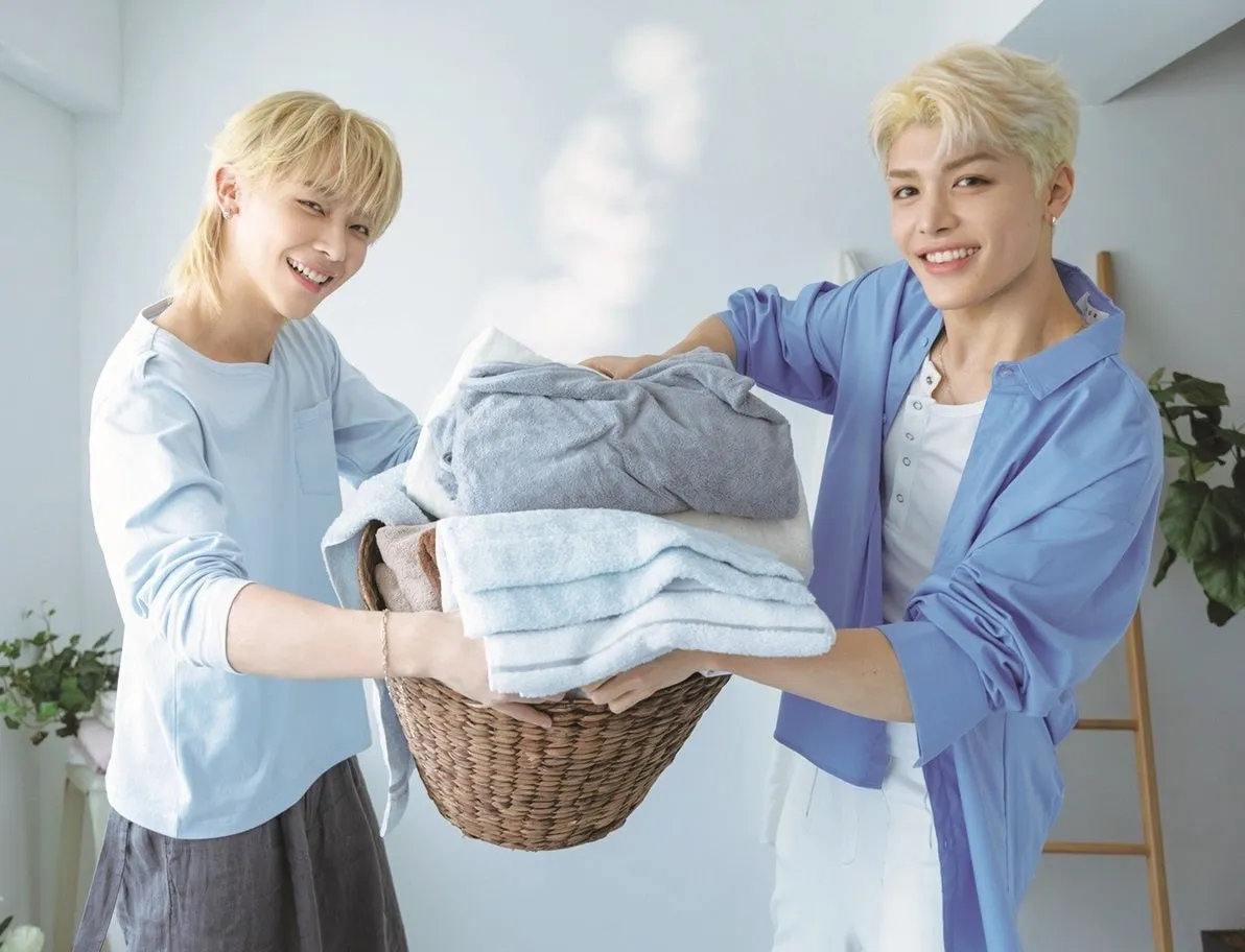 “Laundry Time”を楽しむNICHOLAS（左）とMAKI（右）