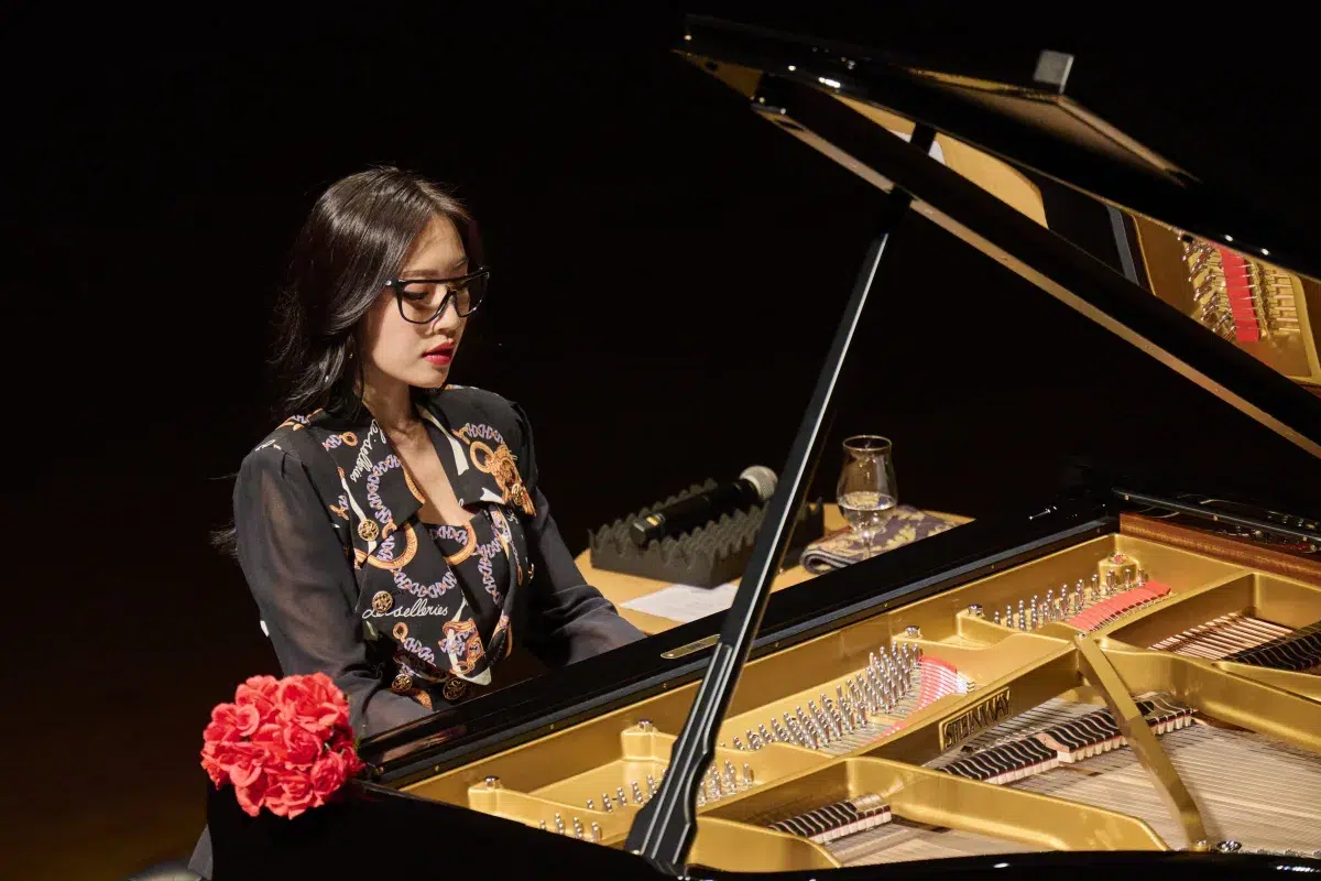 五条院凌、モノクロームから“赤”が咲いた夜 東京オペラシティで全曲クラシック、圧巻の芸術ステージを披露