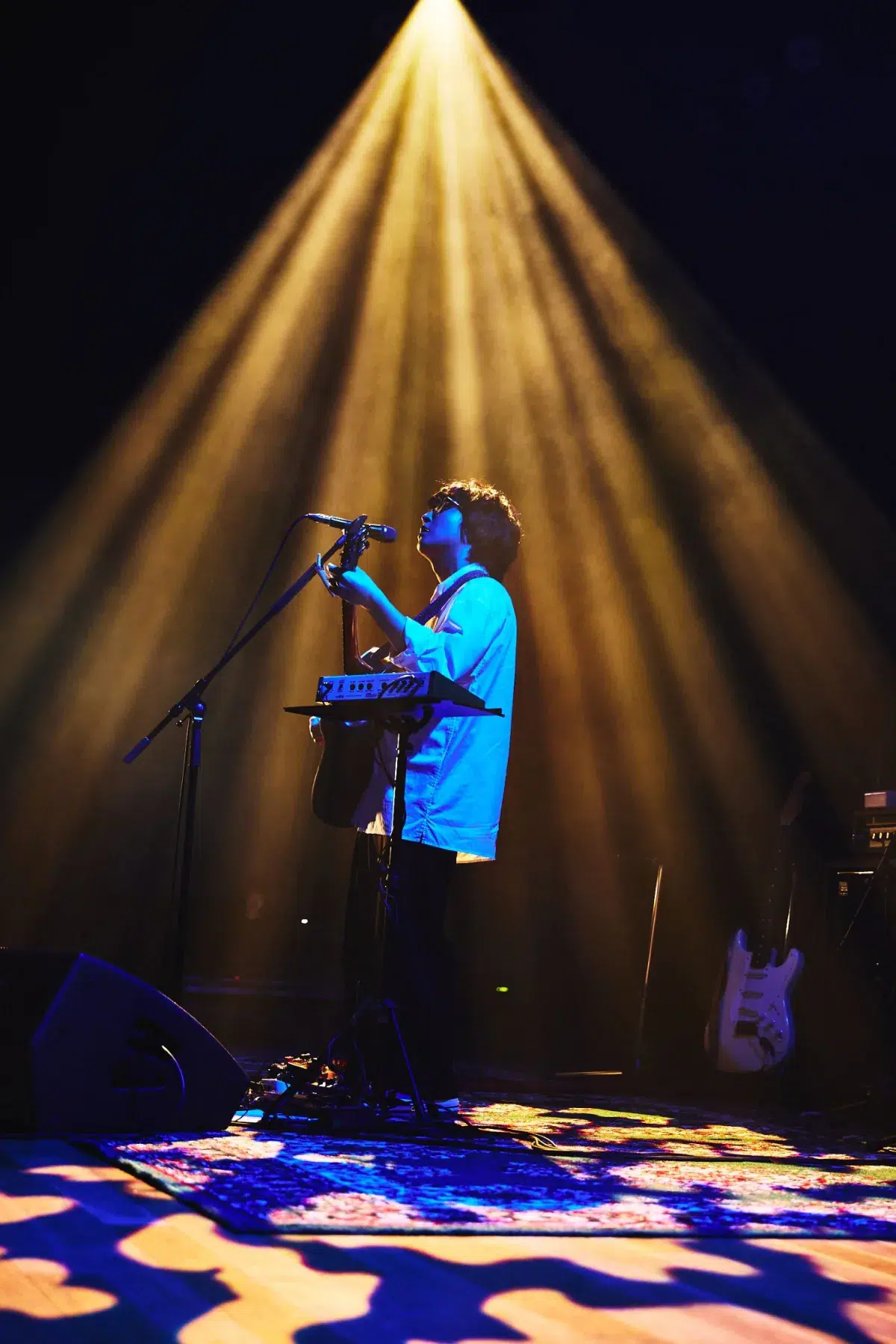 崎山蒼志、原点と進化を響かせた独奏公演 ― 「いつかみた国（独奏・2025）」「i 触れる SAD UFO（独奏・2025）」