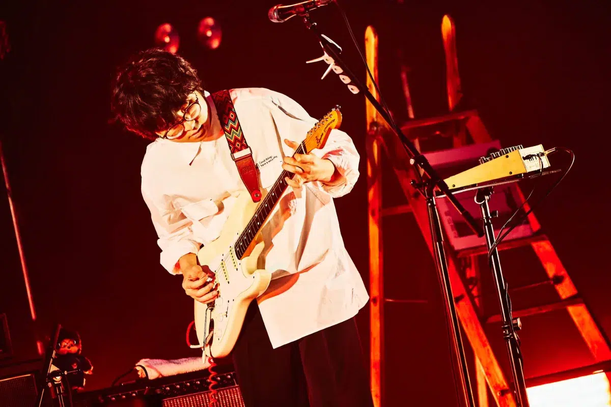 崎山蒼志、原点と進化を響かせた独奏公演 ― 「いつかみた国（独奏・2025）」「i 触れる SAD UFO（独奏・2025）」