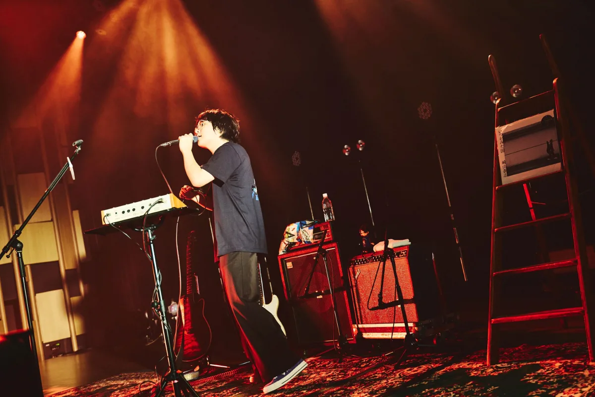 崎山蒼志、原点と進化を響かせた独奏公演 ― 「いつかみた国（独奏・2025）」「i 触れる SAD UFO（独奏・2025）」