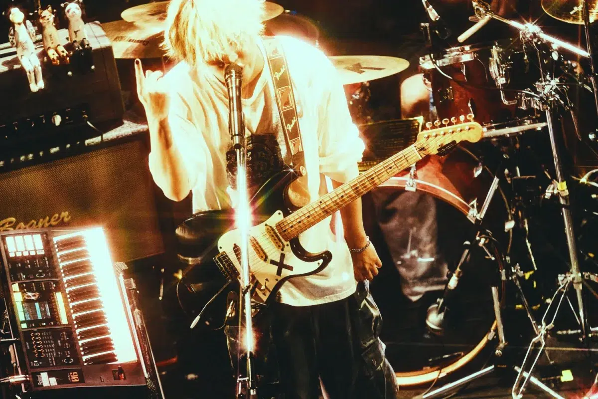 秋山黄色、CLAN QUEENと激アツ共演！「BUG SESSION vol.2」でまさかのカバー連発＆新曲披露で大盛況！