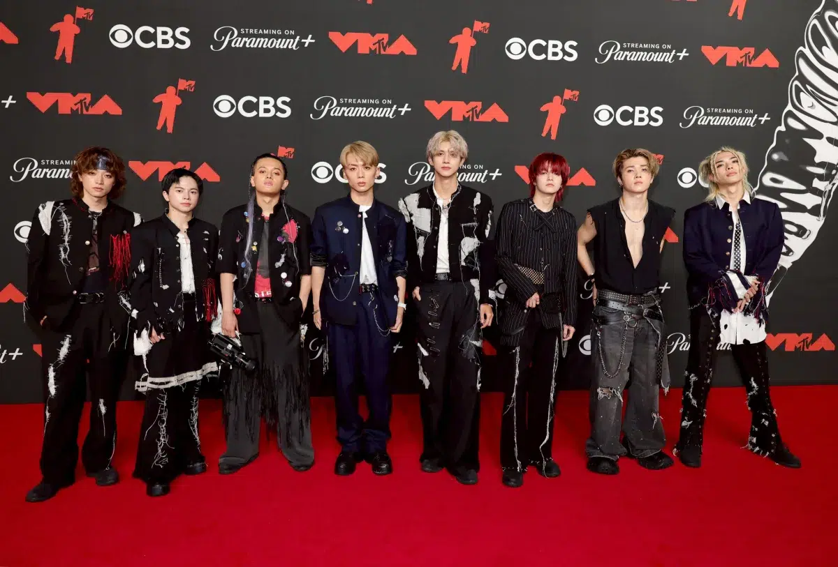 日本人グループ初の快挙！ONE OR EIGHT、サブリナ・カーペンター、KATSEYEなど豪華アーティストが集結する【MTV VMAs 2025】のレッドカーペットに学ランで登場！