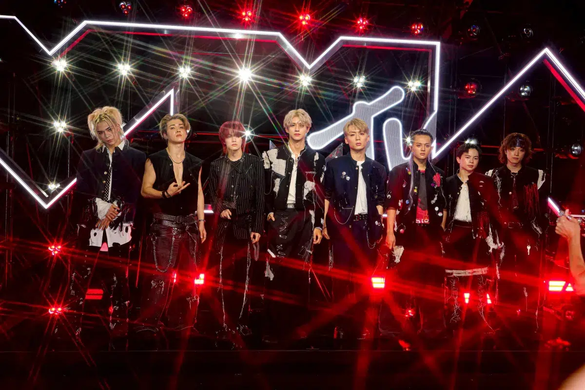 日本人グループ初の快挙！ONE OR EIGHT、サブリナ・カーペンター、KATSEYEなど豪華アーティストが集結する【MTV VMAs 2025】のレッドカーペットに学ランで登場！