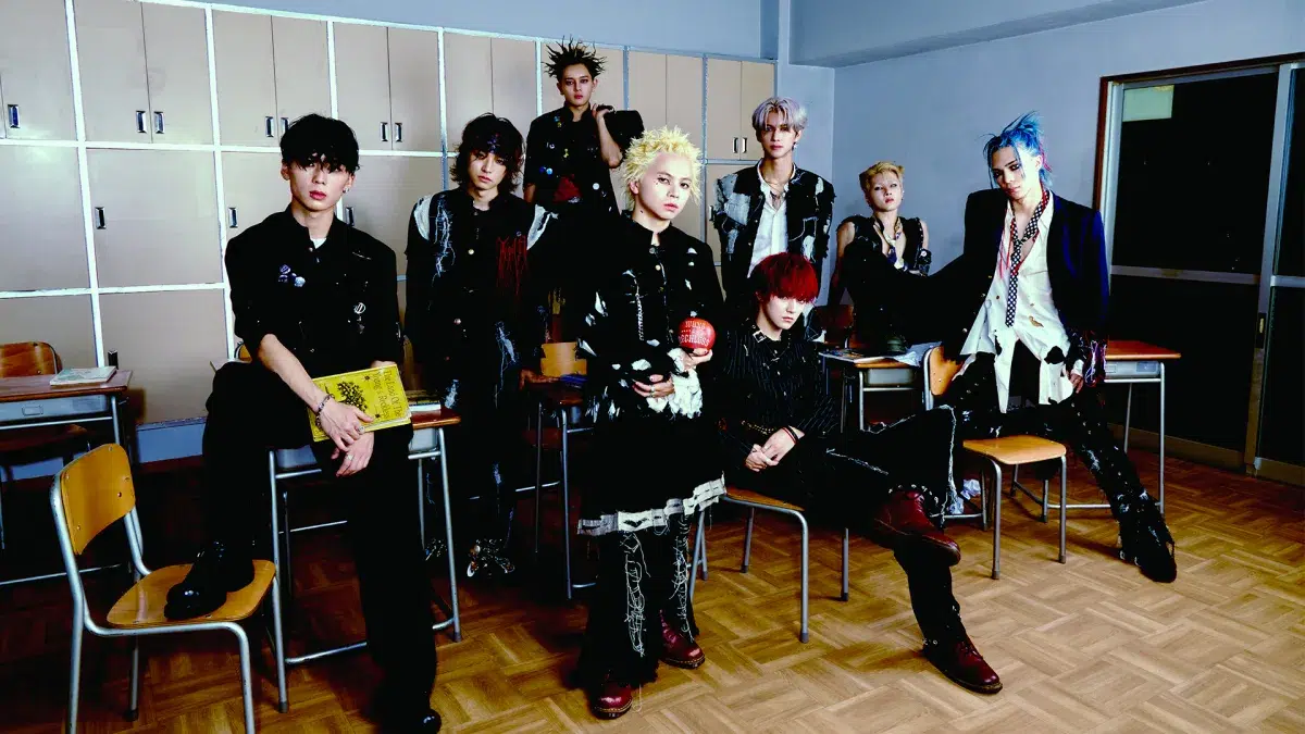 日本人グループ初の快挙！ONE OR EIGHT、サブリナ・カーペンター、KATSEYEなど豪華アーティストが集結する【MTV VMAs 2025】のレッドカーペットに学ランで登場！
