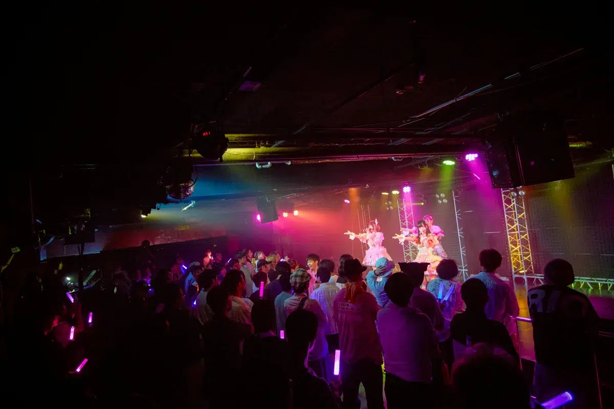 名古屋発3人組アイドルグループ「恋セ界/コイセカイ」涙のデビューライブ！