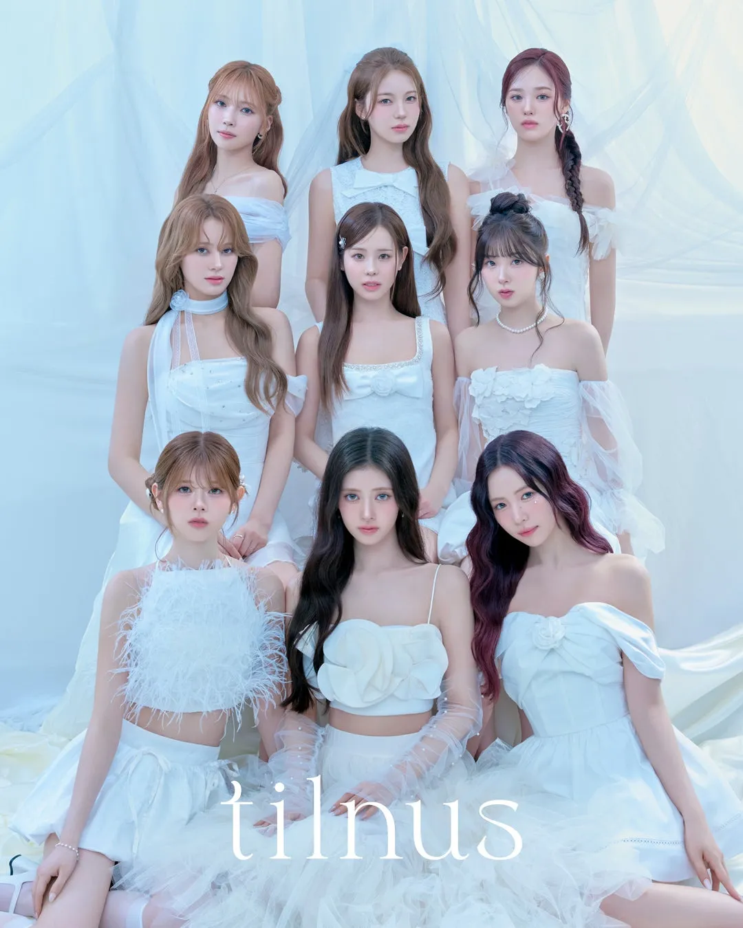 NiziUファン必見!tilnus「パールコア アイパレット」新発売、メンバー着用衣装が限定ポップアップで初公開! 3 白いドレスを着た9人の女性のグループの写真。彼女たちは白い背景の前に座っています。