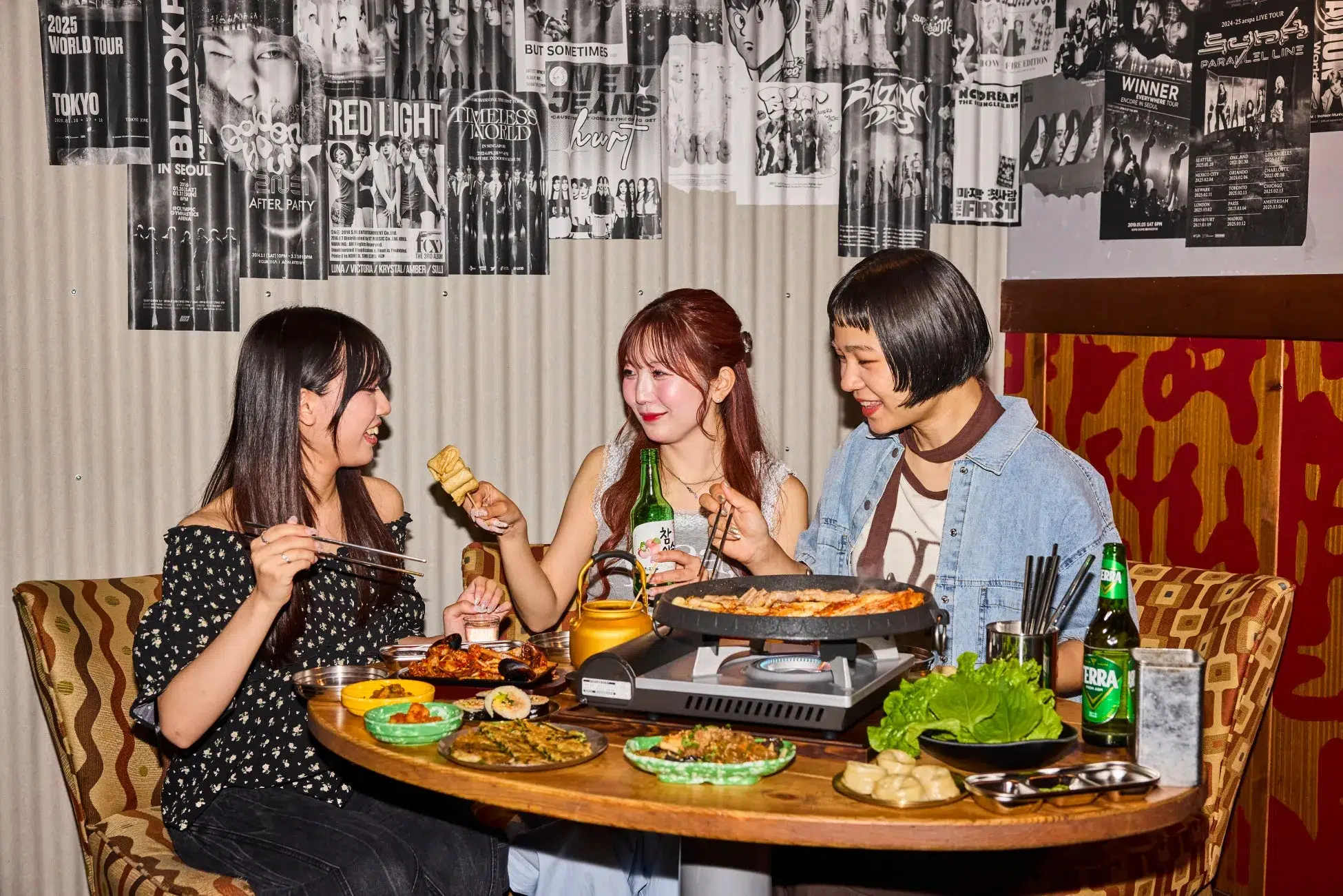 IGINが似合う韓国料理店での乾杯シーン