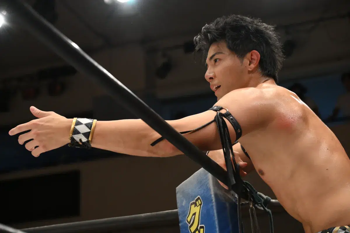 THE RAMPAGEパフォーマー兼プロレスラーの“ハイブリッドパフォーマー”【武知海青】デビュー5戦目で自力初勝利＆タイトル初戴冠の快挙！「第59代KO-D6人タッグ」のベルトを獲得!「一番しんどい戦いだったんですけど、自分をもっと超えていきたい」