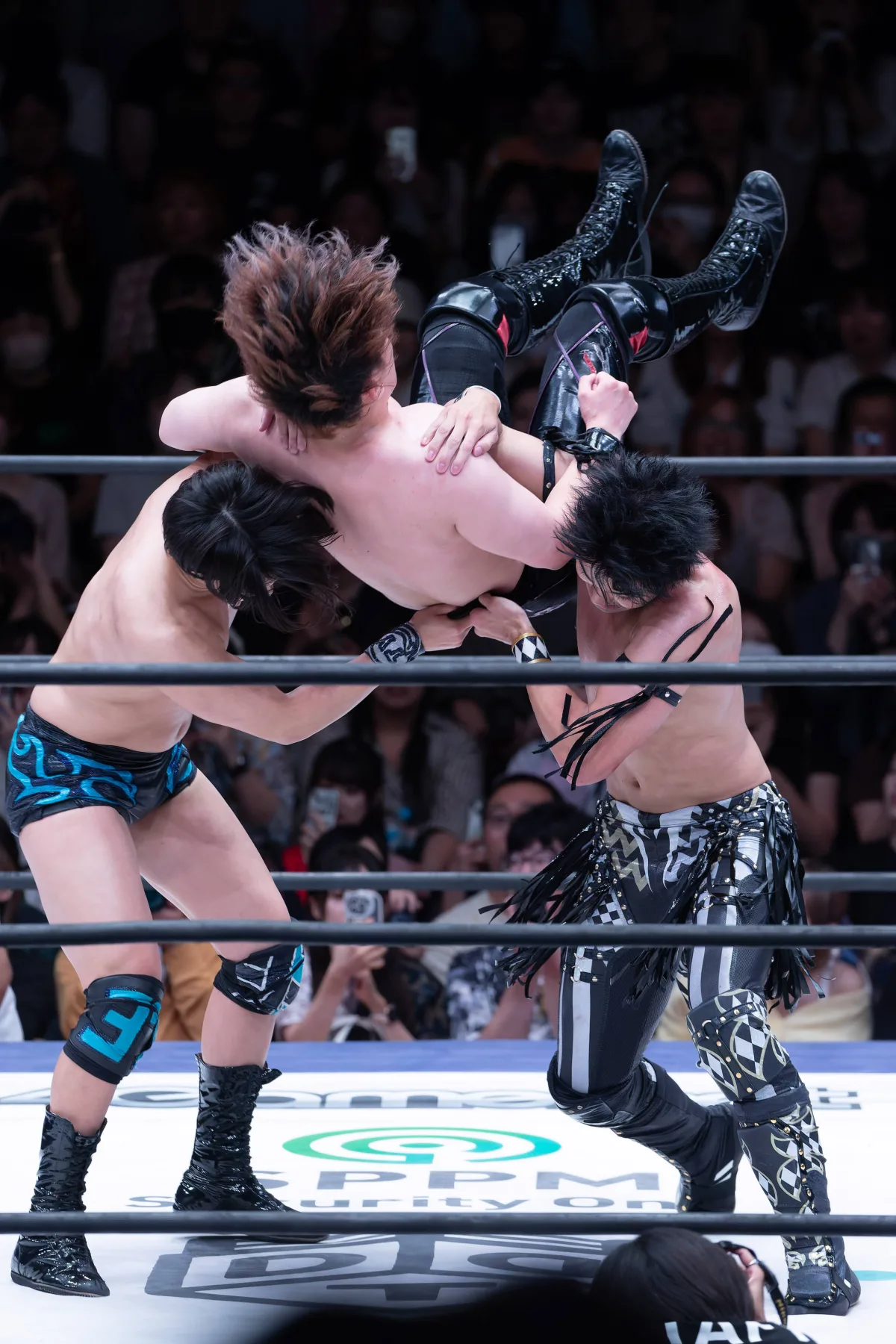 THE RAMPAGEパフォーマー兼プロレスラーの“ハイブリッドパフォーマー”【武知海青】デビュー5戦目で自力初勝利＆タイトル初戴冠の快挙！「第59代KO-D6人タッグ」のベルトを獲得!「一番しんどい戦いだったんですけど、自分をもっと超えていきたい」