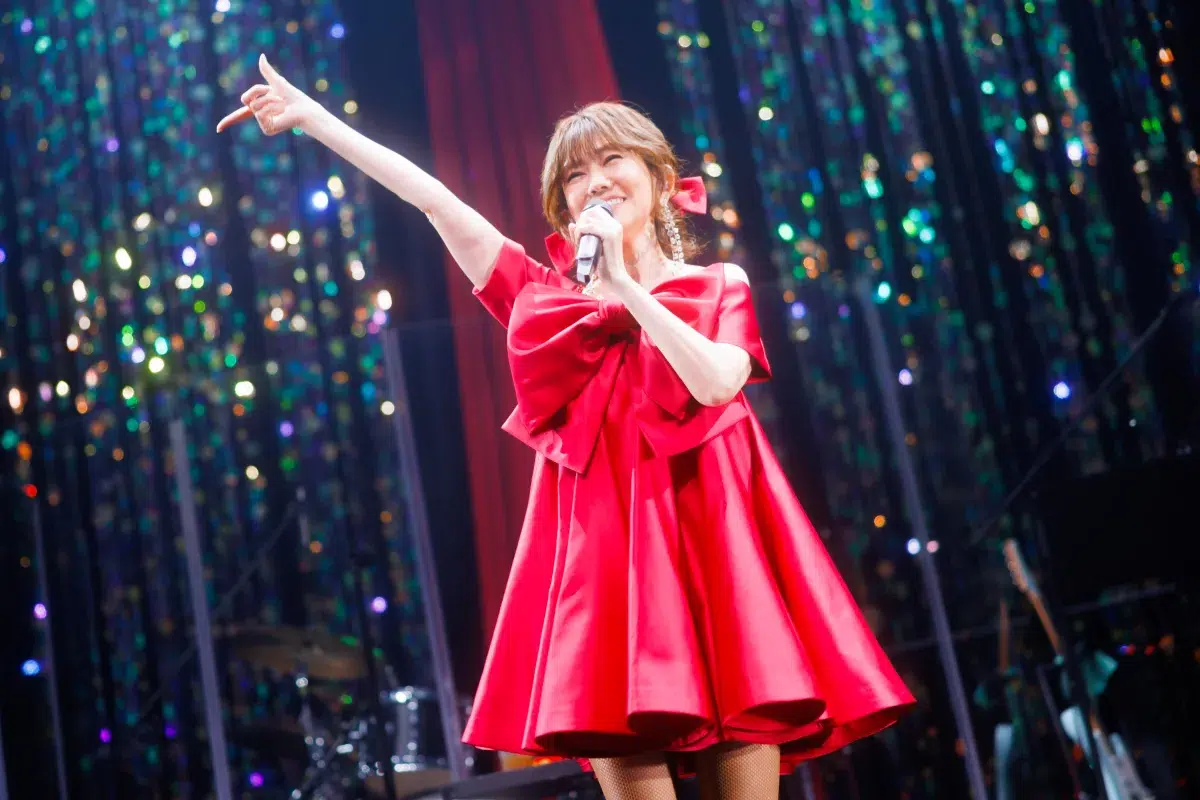 最高の夫すぎでは？松本伊代のアニバーサリーライブに、ヒロミが完全サプライズでギタリストとして登場！愛に溢れたステージに会場中が感動