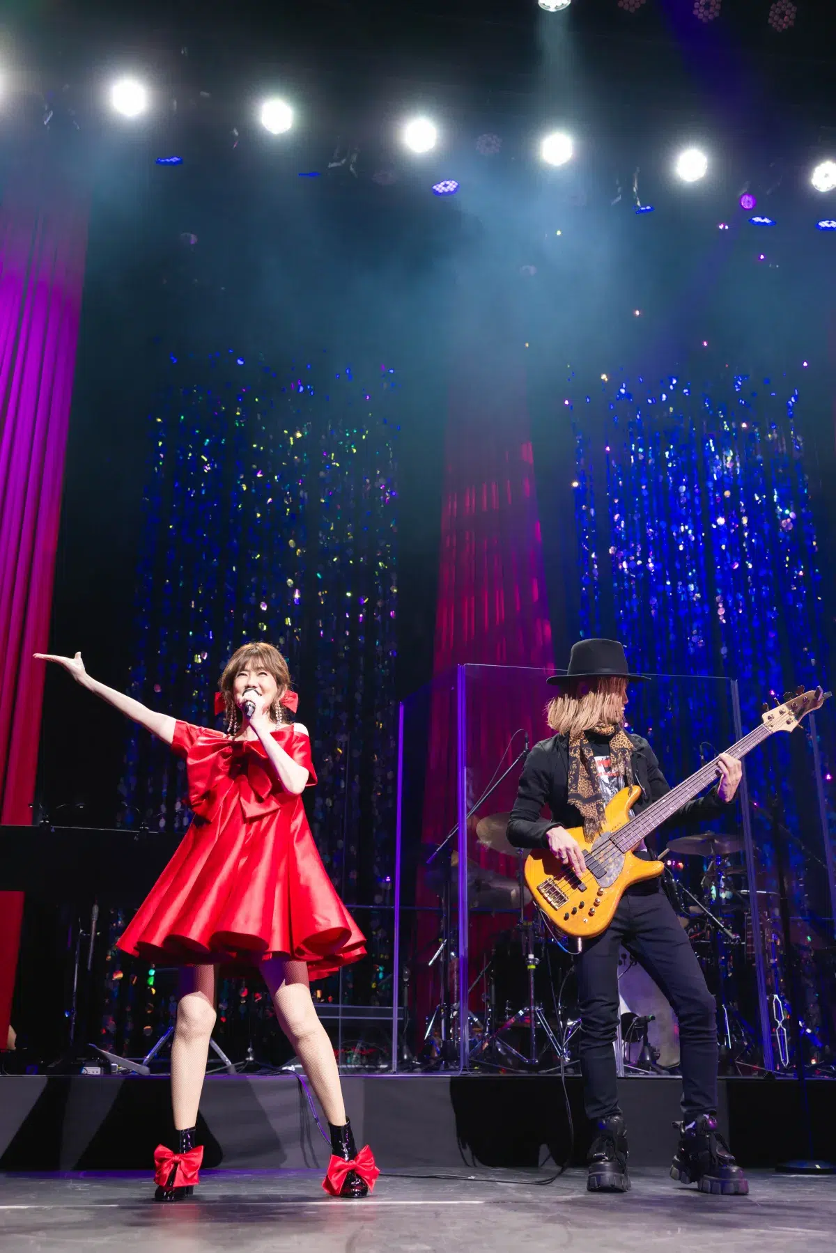 最高の夫すぎでは？松本伊代のアニバーサリーライブに、ヒロミが完全サプライズでギタリストとして登場！愛に溢れたステージに会場中が感動