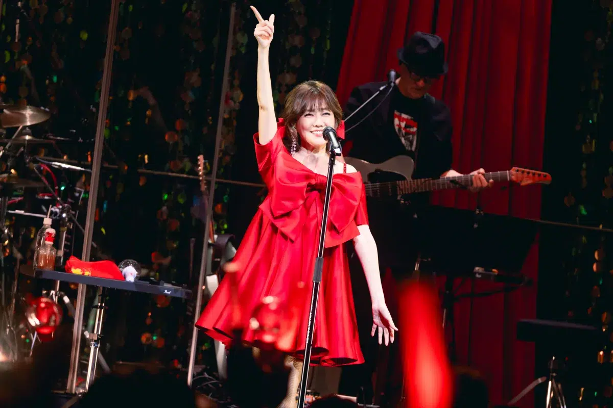 最高の夫すぎでは？松本伊代のアニバーサリーライブに、ヒロミが完全サプライズでギタリストとして登場！愛に溢れたステージに会場中が感動
