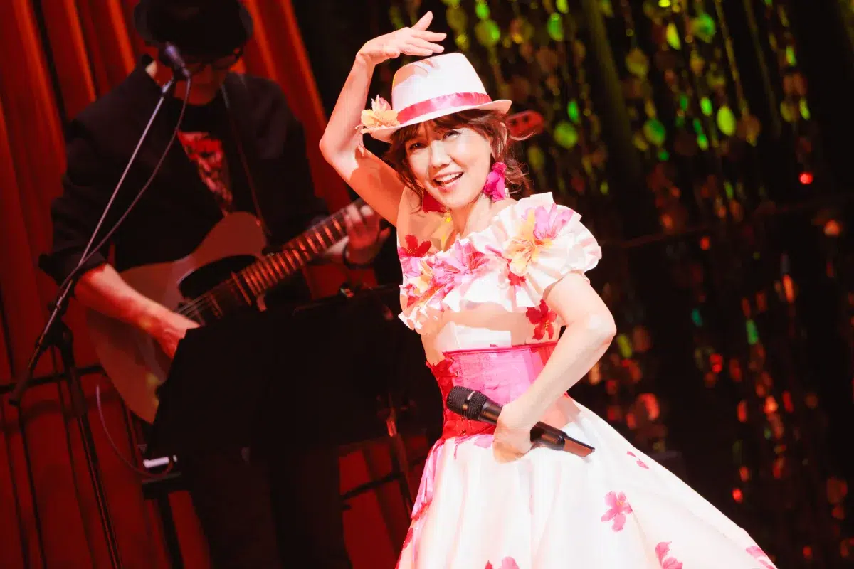最高の夫すぎでは？松本伊代のアニバーサリーライブに、ヒロミが完全サプライズでギタリストとして登場！愛に溢れたステージに会場中が感動
