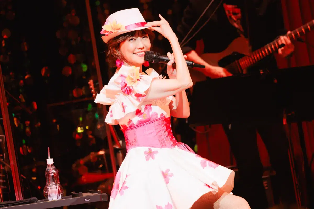 最高の夫すぎでは？松本伊代のアニバーサリーライブに、ヒロミが完全サプライズでギタリストとして登場！愛に溢れたステージに会場中が感動