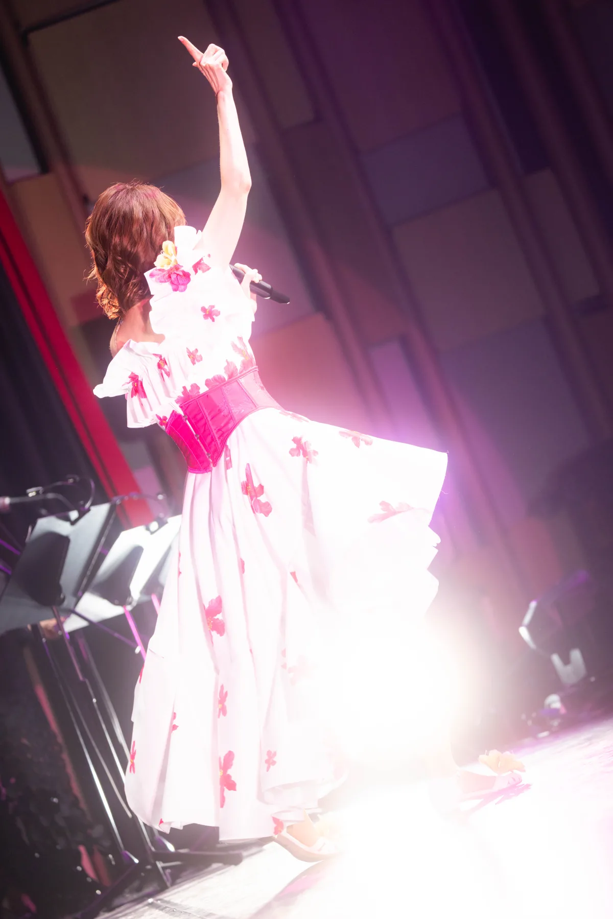 最高の夫すぎでは？松本伊代のアニバーサリーライブに、ヒロミが完全サプライズでギタリストとして登場！愛に溢れたステージに会場中が感動