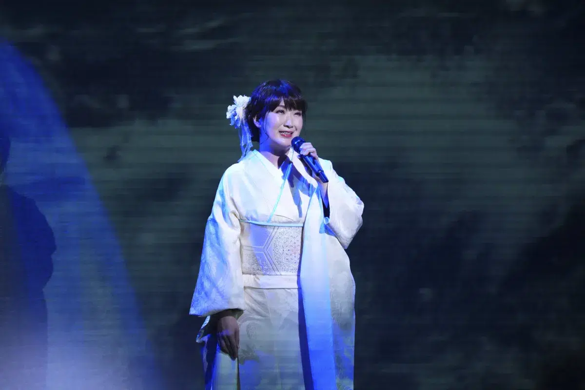 市川由紀乃、約5年ぶりとなる東京国際フォーラムで2１曲を熱唱。「皆様とともに新たなステージへ」