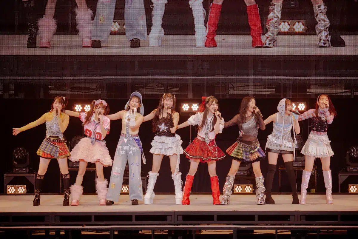 OCHA NORMAが武道館を“お茶の間”に！テレビ番組風の演出で届けた初単独公演。歌詞変更のサプライズにファン絶叫！「アイドルになって良かった」涙のMCも。