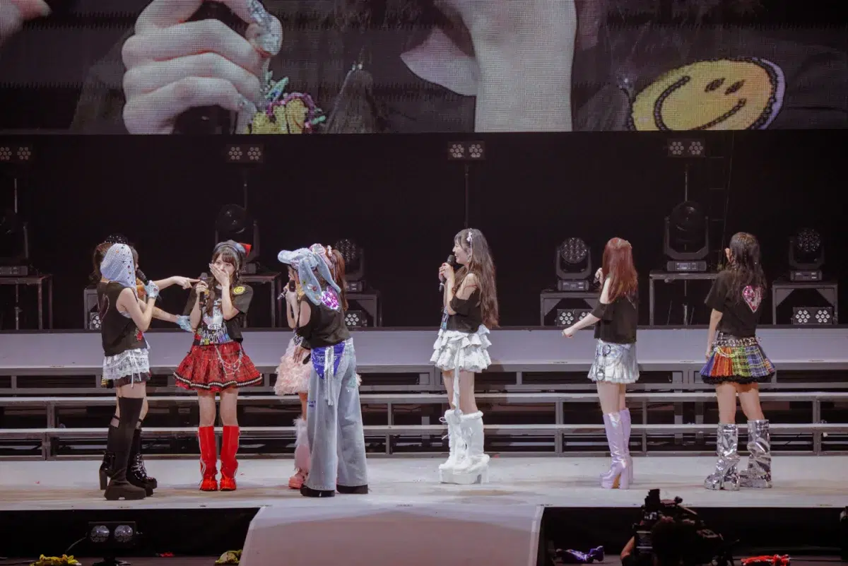 OCHA NORMAが武道館を“お茶の間”に！テレビ番組風の演出で届けた初単独公演。歌詞変更のサプライズにファン絶叫！「アイドルになって良かった」涙のMCも。