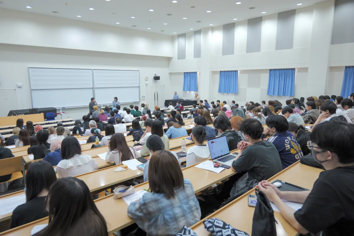 夢を追う君へ。山本彩からのメッセージ「今できることをとにかく、自分を信じてやってほしい」昭和音大での熱い講義に、未来のスターたちの目が輝いた。