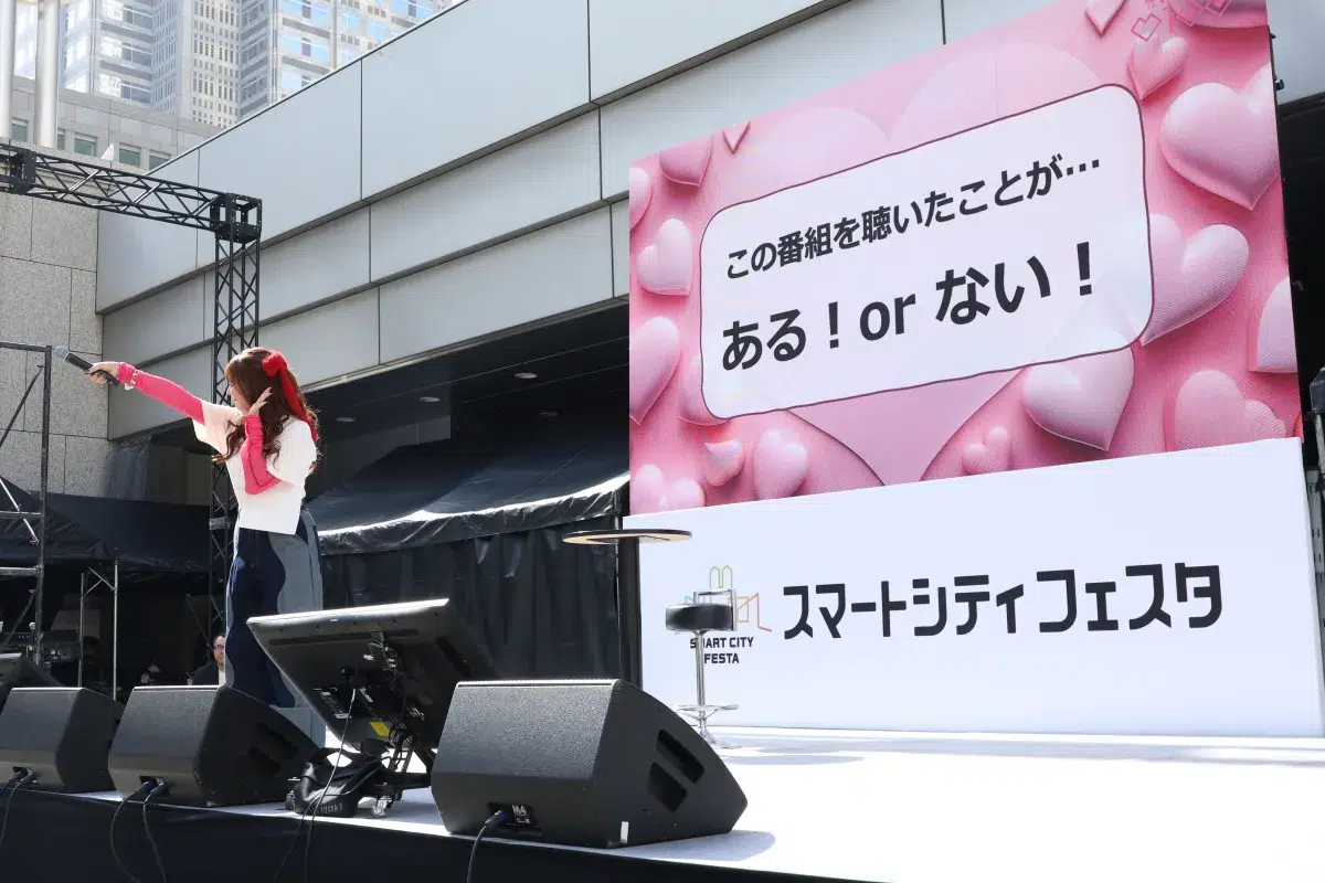 祝1周年！『佐々木彩夏の０１００』初の公開収録を都庁で開催！ごはんつぶの熱気、あーりんの次世代モビリティ体験、春夏秋冬カップの結末…全部入った記念回(#51)が配信中！