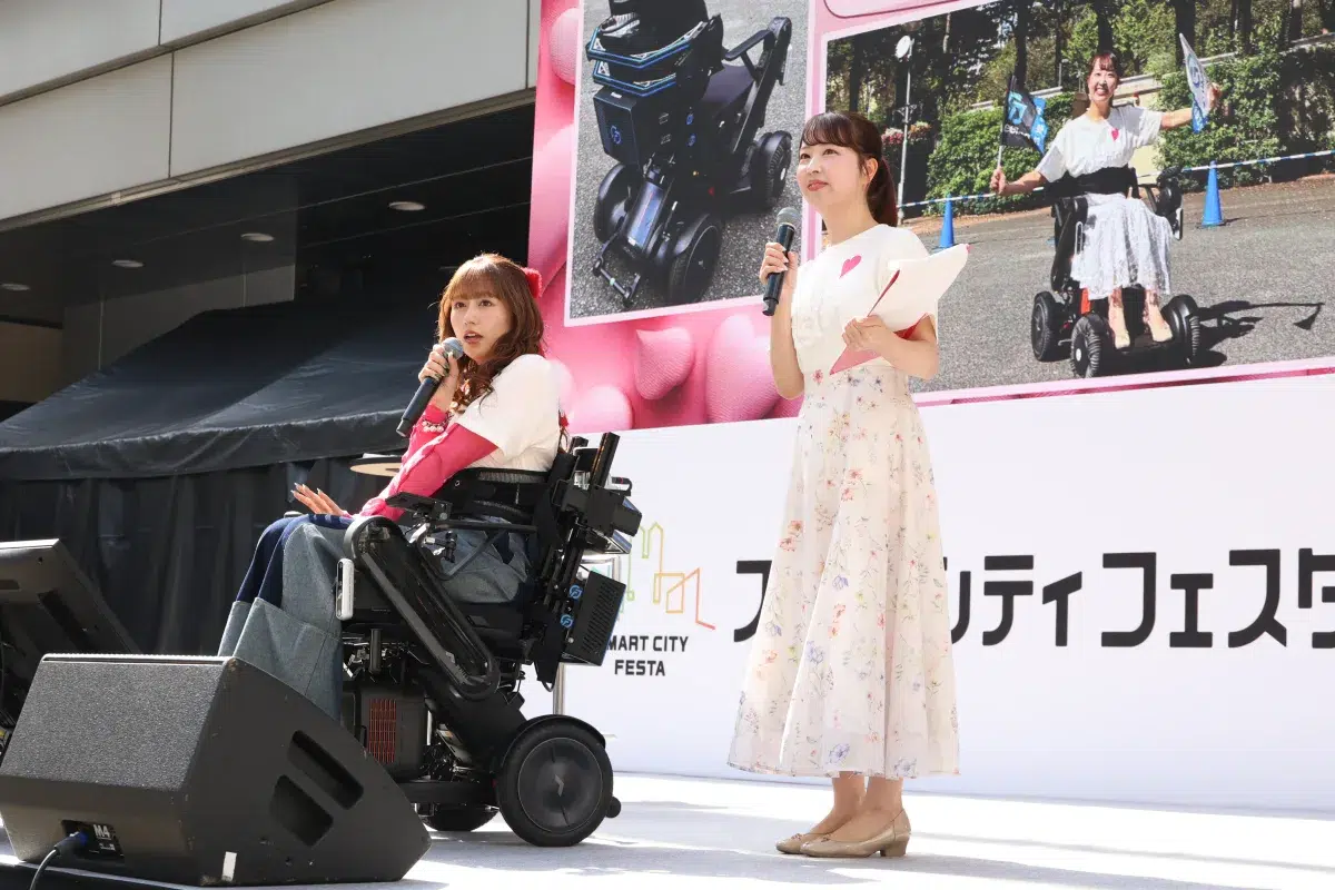 祝1周年！『佐々木彩夏の０１００』初の公開収録を都庁で開催！ごはんつぶの熱気、あーりんの次世代モビリティ体験、春夏秋冬カップの結末…全部入った記念回(#51)が配信中！
