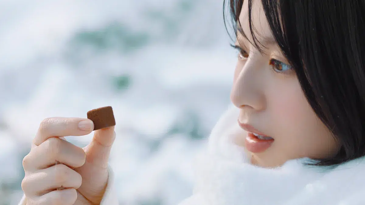 冬の訪れを告げる！ 出口夏希、新『メルティーキッス』の顔に！透明感あふれる笑顔にキュン！ 新CM「冬の待ち合わせ」篇が本日OA開始