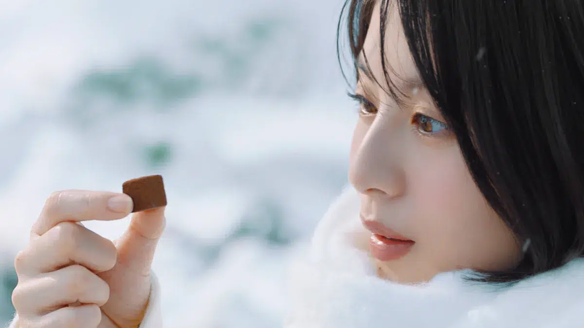 冬の訪れを告げる！ 出口夏希、新『メルティーキッス』の顔に！透明感あふれる笑顔にキュン！ 新CM「冬の待ち合わせ」篇が本日OA開始