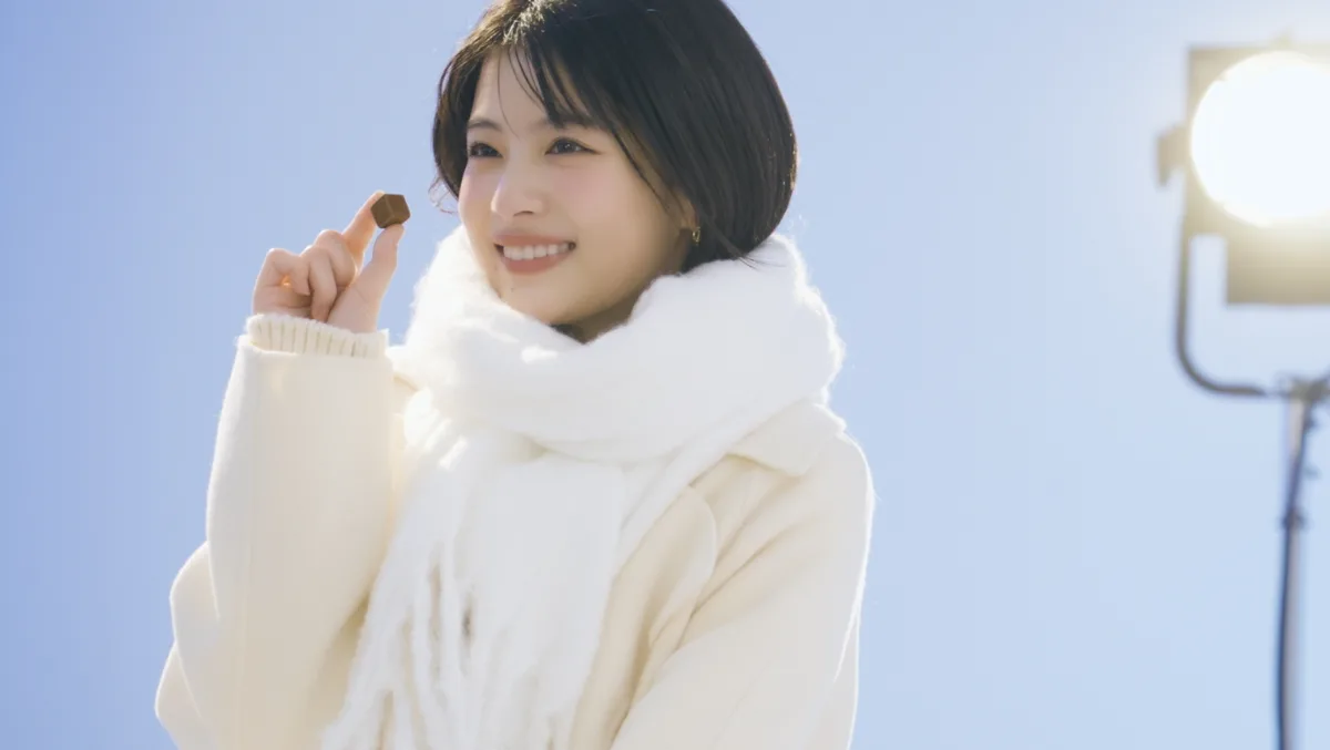 冬の訪れを告げる！ 出口夏希、新『メルティーキッス』の顔に！透明感あふれる笑顔にキュン！ 新CM「冬の待ち合わせ」篇が本日OA開始