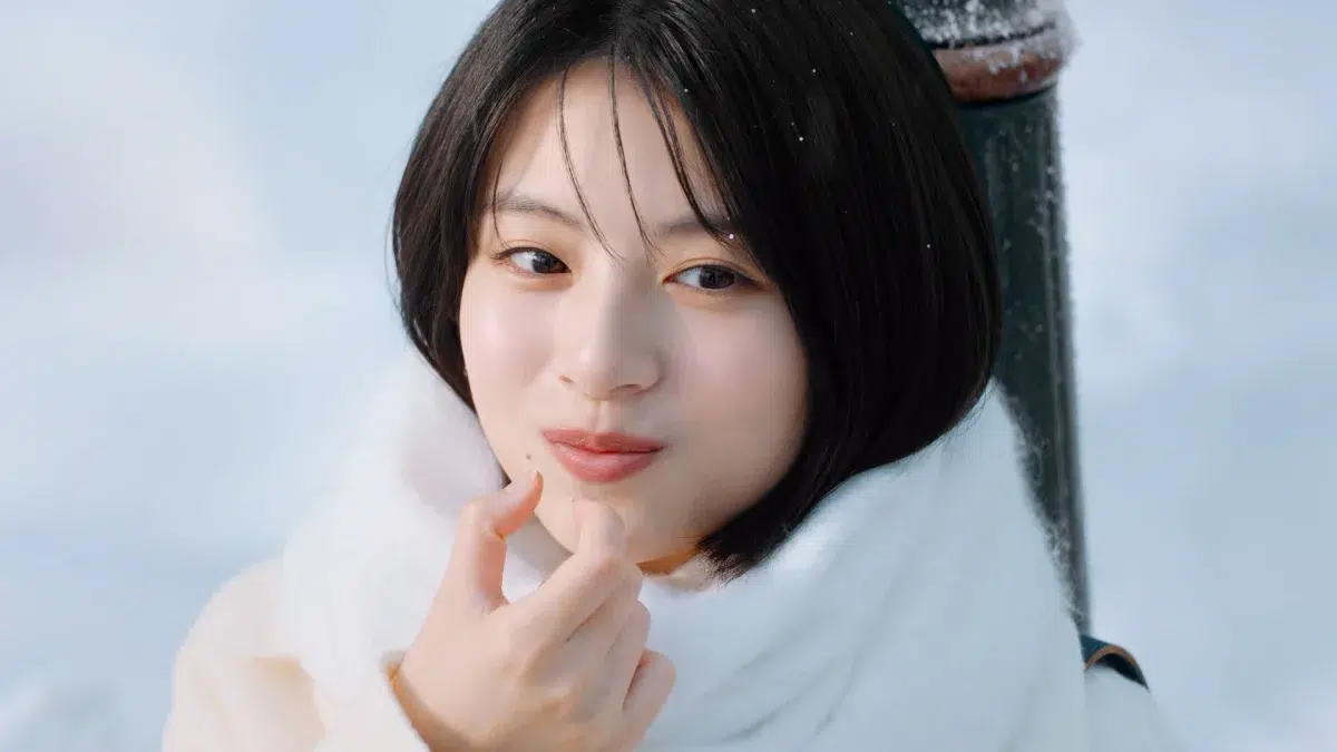 冬の訪れを告げる！ 出口夏希、新『メルティーキッス』の顔に！透明感あふれる笑顔にキュン！ 新CM「冬の待ち合わせ」篇が本日OA開始