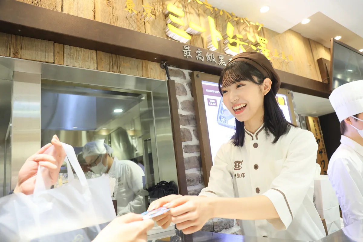 AKB48メンバーがデパ地下に!大丸東京店×AKB48「AKB48 収穫祭」イベントのコラボメニュー販売をお手伝い!山内瑞葵 12月の20周年コンサートでミート矢澤の差し入れを約束!? 11 AKB48メンバーがデパ地下に!大丸東京店×AKB48「AKB48 収穫祭」イベントのコラボメニュー販売をお手伝い!山内瑞葵 12月の20周年コンサートでミート矢澤の差し入れを約束!?