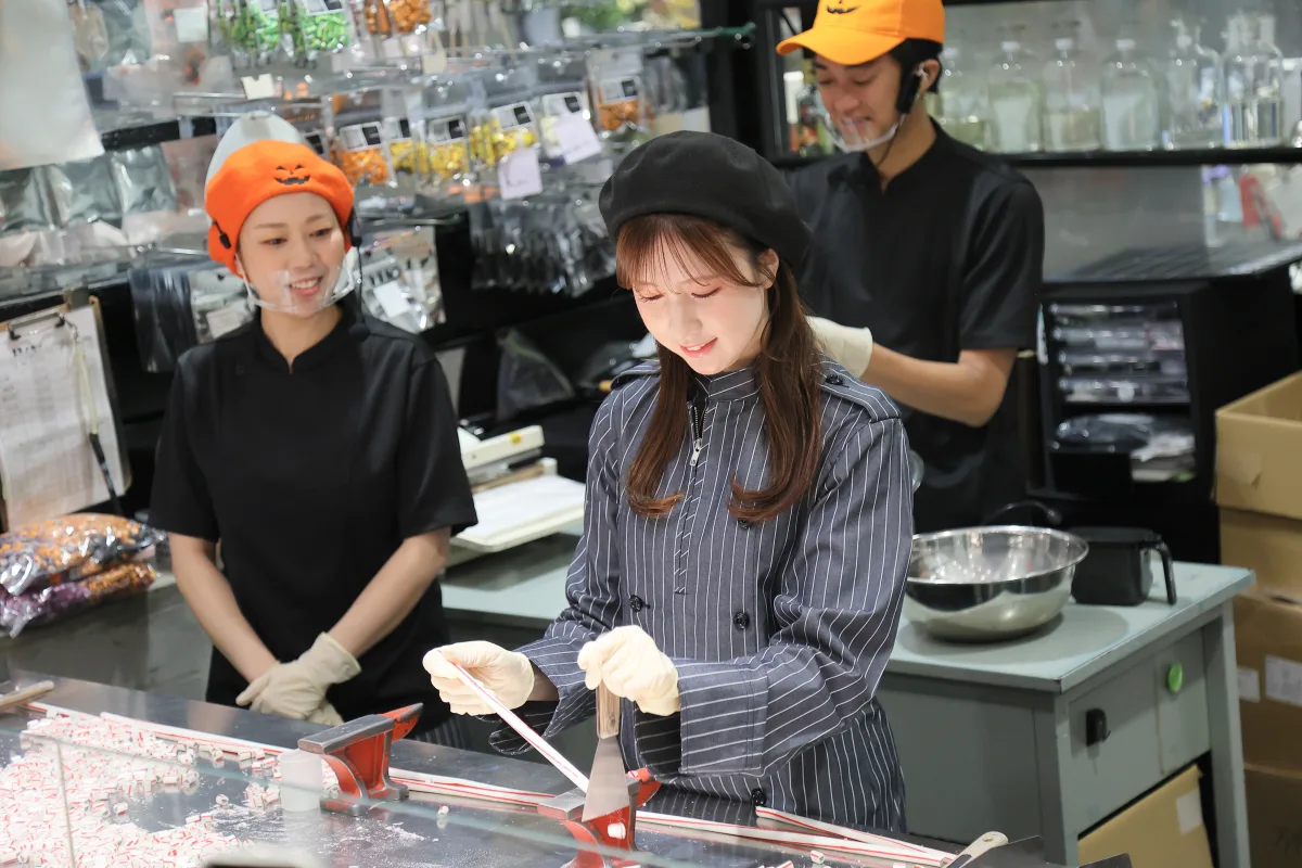 AKB48メンバーがデパ地下に!大丸東京店×AKB48「AKB48 収穫祭」イベントのコラボメニュー販売をお手伝い!山内瑞葵 12月の20周年コンサートでミート矢澤の差し入れを約束!? 22 AKB48メンバーがデパ地下に!大丸東京店×AKB48「AKB48 収穫祭」イベントのコラボメニュー販売をお手伝い!山内瑞葵 12月の20周年コンサートでミート矢澤の差し入れを約束!?