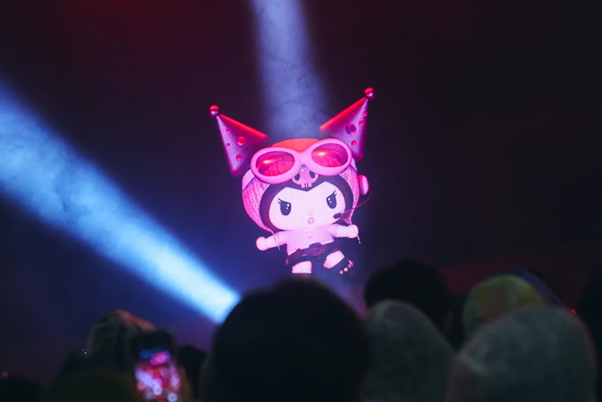 ついにこの日が!アーティスト「KUROMI」がメジャーデビュー!新宿・歌舞伎町フリーライブで700人を熱狂の渦に!3Dルックでの初パフォーマンスに釘付け! 5 ついにこの日が!アーティスト「KUROMI」がメジャーデビュー!新宿・歌舞伎町フリーライブで700人を熱狂の渦に!3Dルックでの初パフォーマンスに釘付け!