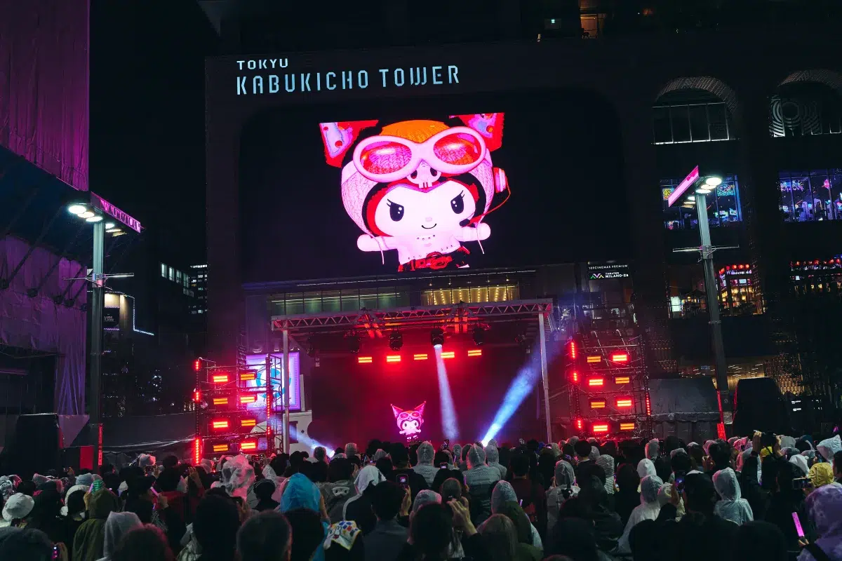 ついにこの日が!アーティスト「KUROMI」がメジャーデビュー!新宿・歌舞伎町フリーライブで700人を熱狂の渦に!3Dルックでの初パフォーマンスに釘付け! 7 ついにこの日が!アーティスト「KUROMI」がメジャーデビュー!新宿・歌舞伎町フリーライブで700人を熱狂の渦に!3Dルックでの初パフォーマンスに釘付け!