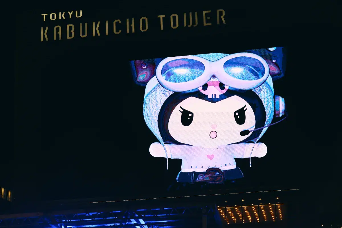 ついにこの日が!アーティスト「KUROMI」がメジャーデビュー!新宿・歌舞伎町フリーライブで700人を熱狂の渦に!3Dルックでの初パフォーマンスに釘付け! 3 ついにこの日が!アーティスト「KUROMI」がメジャーデビュー!新宿・歌舞伎町フリーライブで700人を熱狂の渦に!3Dルックでの初パフォーマンスに釘付け!