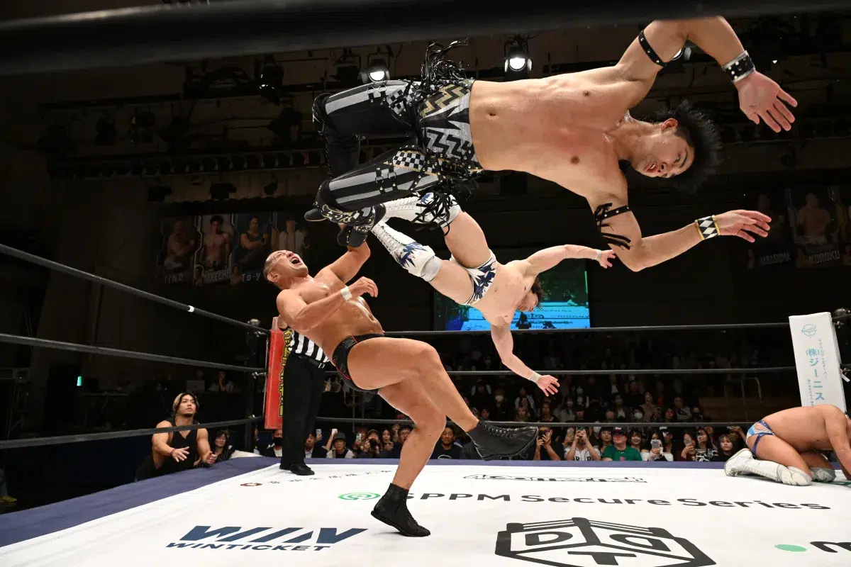 THE RAMPAGEパフォーマー兼プロレスラーの“ハイブリッドパフォーマー”【武知海青】“プロレス王”鈴木みのるとの対戦を乗り越えて 初のKO-D6人タッグ王座死守!11・3両国ではTAKESHITAと組み樋口和貞&正田壮史との対戦が決定!! 3 THE RAMPAGEパフォーマー兼プロレスラーの“ハイブリッドパフォーマー”【武知海青】“プロレス王”鈴木みのるとの対戦を乗り越えて 初のKO-D6人タッグ王座死守!11・3両国ではTAKESHITAと組み樋口和貞&正田壮史との対戦が決定!!