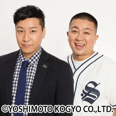 2人の男性が写っている写真。左の男性はスーツ、右の男性は野球のユニフォームを着ている。どちらも笑顔である。