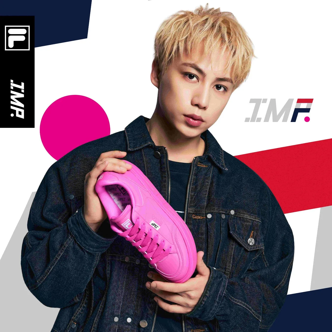 男性がピンク色のスニーカーを持っており、FILAとT.M.P.のロゴが画像に表示されています