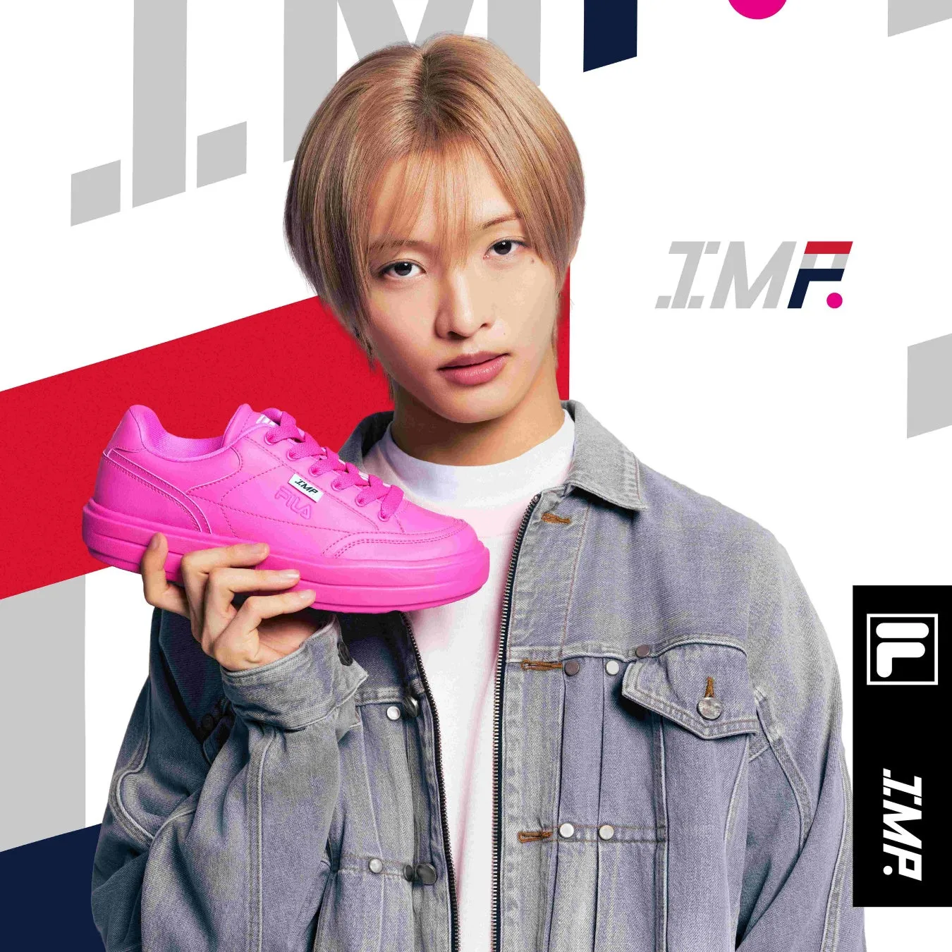 IMP.のメンバーがピンク色のFILAのスニーカーを手に持っている写真