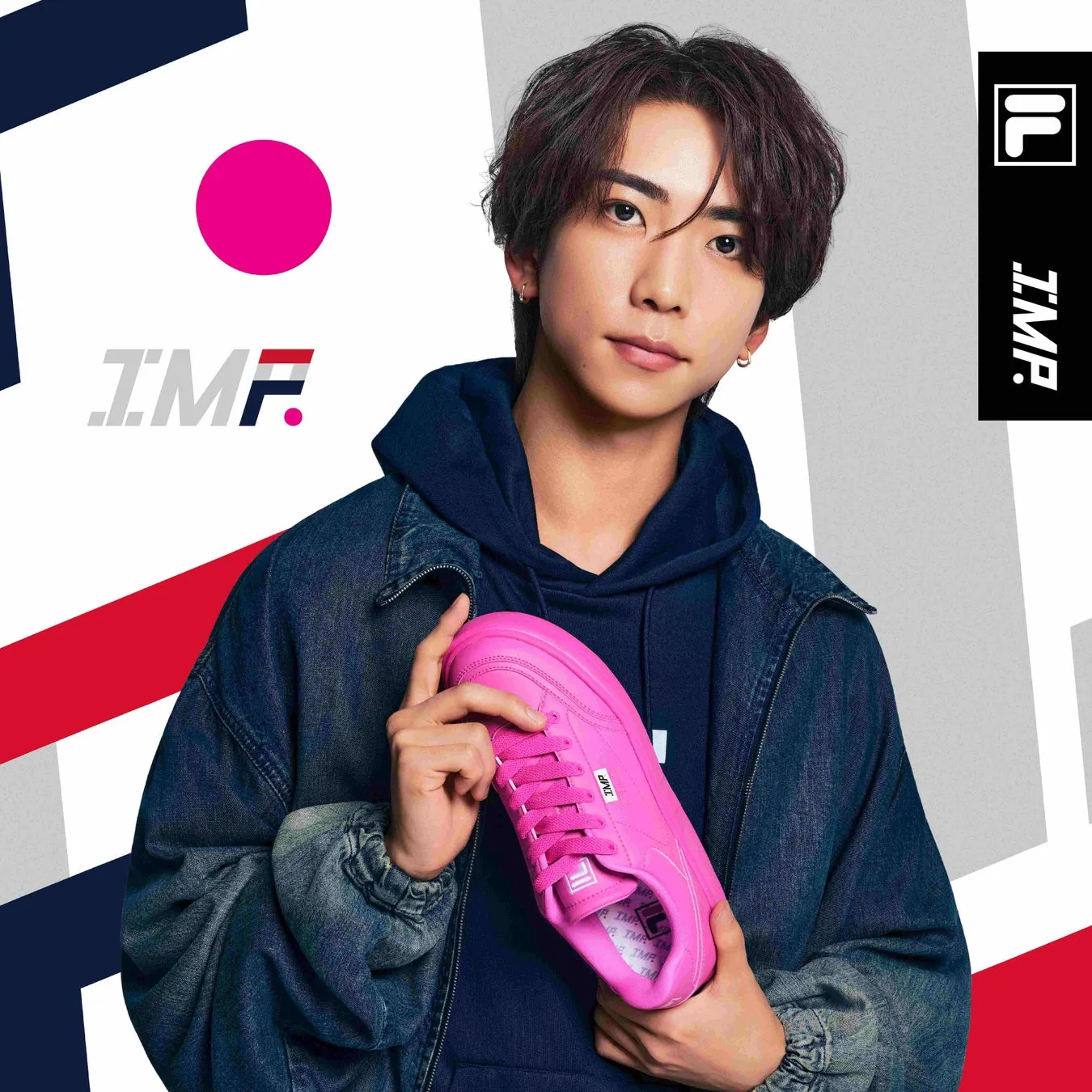 ピンク色のスニーカーを持った男性のポートレート