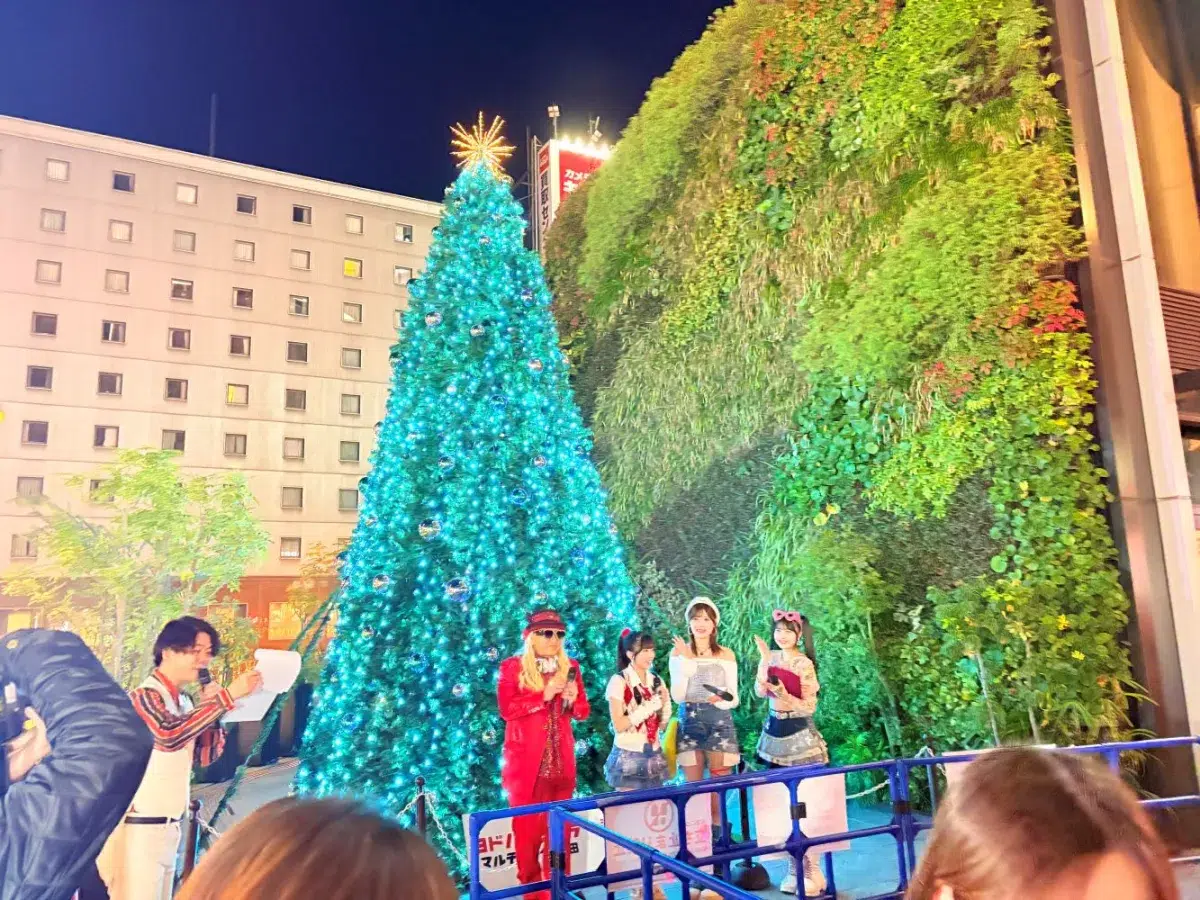 DJ KOO & BEYOOOOONDS、大阪・梅田のクリスマスツリー点灯式で爆盛りあがり!!