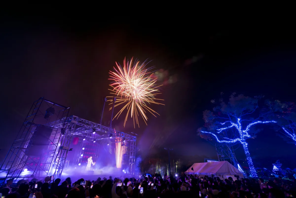 miwa、福山市の遊園地“みろくの里”で15周年を飾る花火とイルミネーションのど派手ライブ実施～サプライズで小栗旬も登壇！