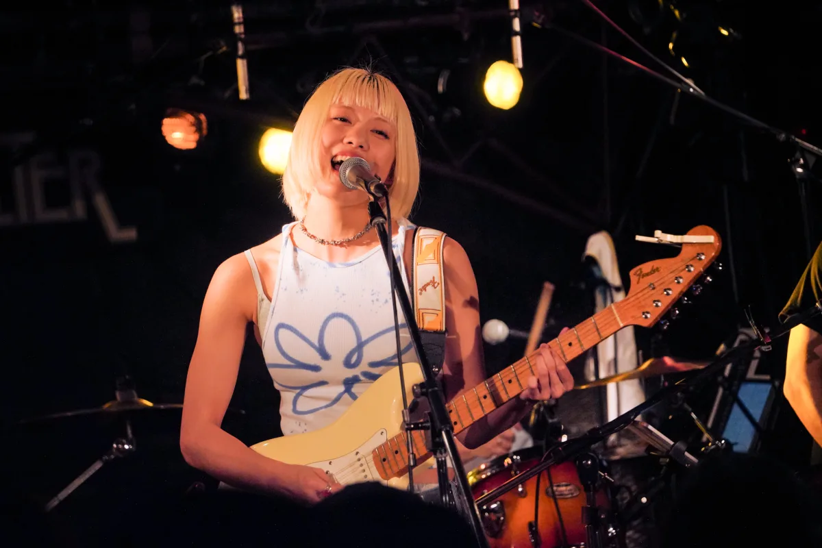 岸本ゆめの、ロックの聖地・下北沢SHELTERを揺らす！ソールドアウトの超満員ワンマン『避難囂囂』で1st EP全曲披露。生バンドと一体となった熱狂の夜。