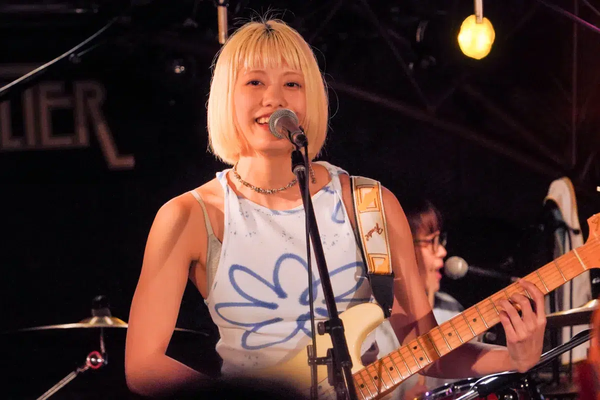 岸本ゆめの、ロックの聖地・下北沢SHELTERを揺らす！ソールドアウトの超満員ワンマン『避難囂囂』で1st EP全曲披露。生バンドと一体となった熱狂の夜。