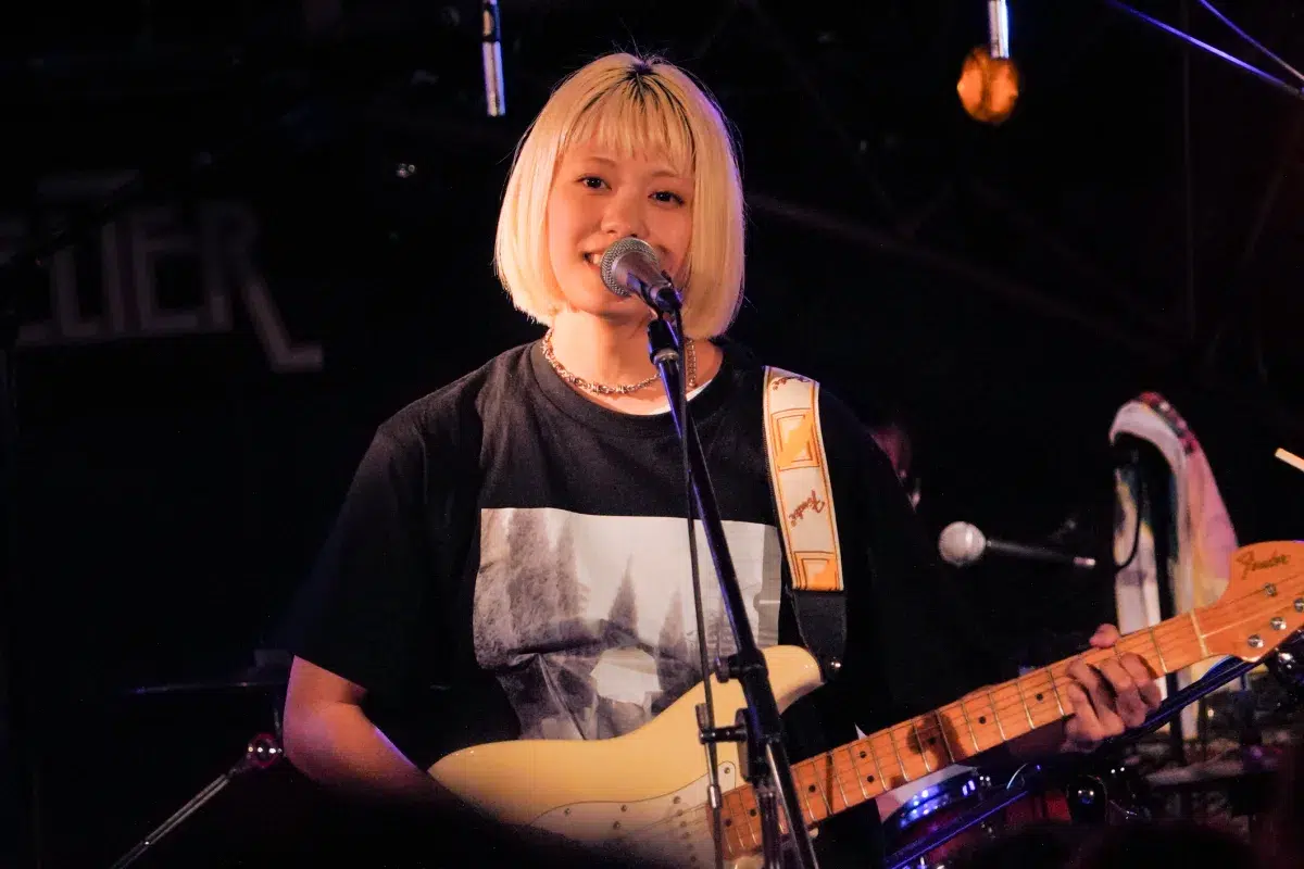 岸本ゆめの、ロックの聖地・下北沢SHELTERを揺らす！ソールドアウトの超満員ワンマン『避難囂囂』で1st EP全曲披露。生バンドと一体となった熱狂の夜。