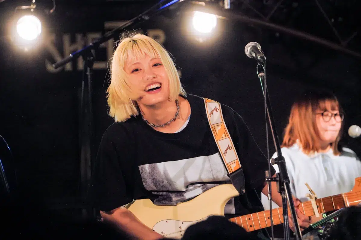 岸本ゆめの、ロックの聖地・下北沢SHELTERを揺らす！ソールドアウトの超満員ワンマン『避難囂囂』で1st EP全曲披露。生バンドと一体となった熱狂の夜。