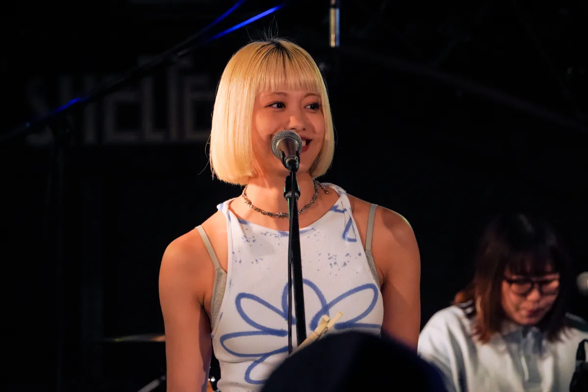 岸本ゆめの、ロックの聖地・下北沢SHELTERを揺らす！ソールドアウトの超満員ワンマン『避難囂囂』で1st EP全曲披露。生バンドと一体となった熱狂の夜。