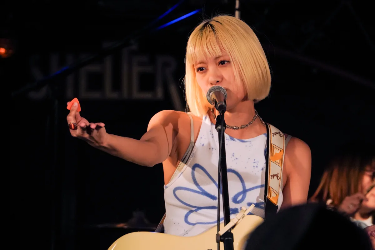 岸本ゆめの、ロックの聖地・下北沢SHELTERを揺らす！ソールドアウトの超満員ワンマン『避難囂囂』で1st EP全曲披露。生バンドと一体となった熱狂の夜。